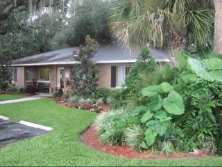 13418 Dottie Dr, Tampa FL  33617-1101 exterior