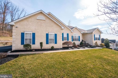 1912 Glen Eagles Dr, Pottstown, PA 19464-2575