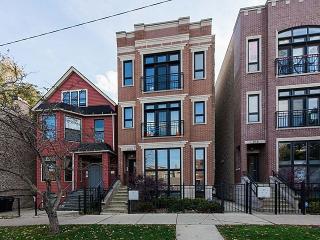 1039 Grace St, Chicago IL  60613-5145 exterior