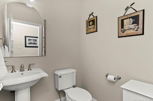 8 Gdn Ln, Westport CT 06880-5316 exterior