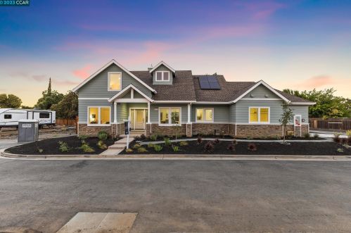 1711 Berrywood Dr, Concord CA 94521-2142 exterior