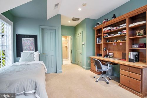 896 Alvermar Rdg Dr, Mc Lean VA 22102-1439 exterior