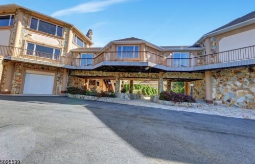 23 Graceview Dr, Kinnelon, NJ 07405-2952