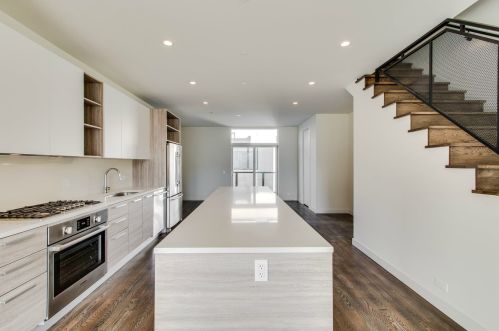 450 Oak St, Chicago IL 60610-7298 exterior