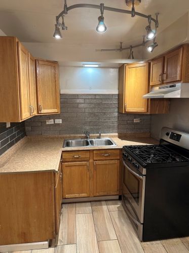 8216 Jeffery Ave, Chicago, IL 60617-3754