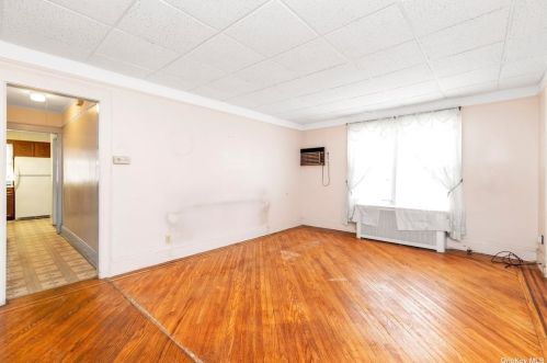 175 Munro Blvd, Valley Stream, NY 11581-3437