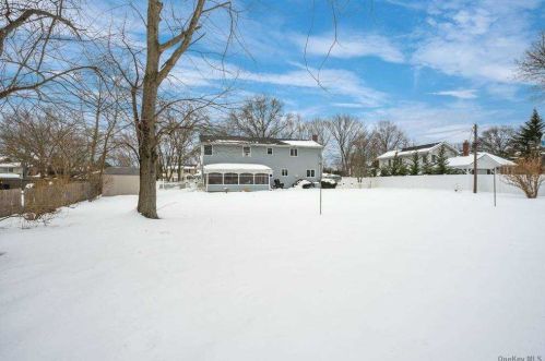 10 Pawnee Dr, Commack NY 11725-4210 exterior