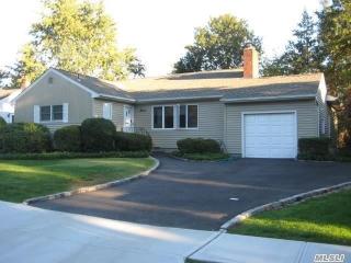 7 Chadwick Rd, Syosset, NY 11791-6508