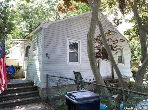 88 Penn St, Lake Grove, NY 11755-3105