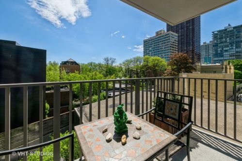 339 Barry Ave, Chicago IL  60657-5653 exterior