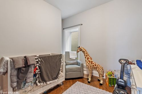 1921 Oakdale Ave, Chicago IL 60657-4026 exterior