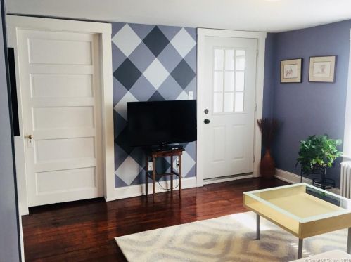 87 St, Windsor CT 06095-2408 exterior