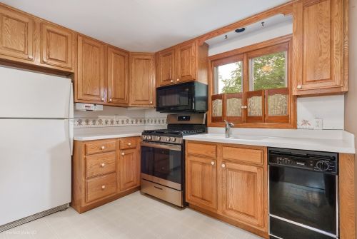 932 Wicker St, Bull Valley IL 60098-2356 exterior