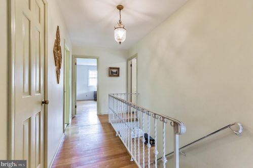 271 Lamplighter Ln, Huntingdon Valley PA 19006-3033 exterior