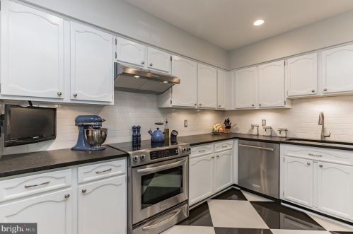 1122 Kensington Rd, Mc Lean VA 22101-2918 exterior