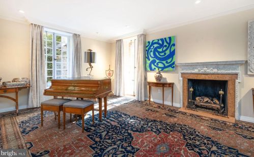 42 Bells Ml Rd, Philadelphia PA 19128-1007 exterior