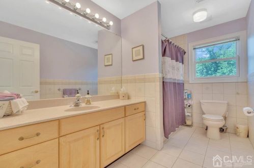 48 Farmhaven Ave, Edison NJ 08820-3220 exterior