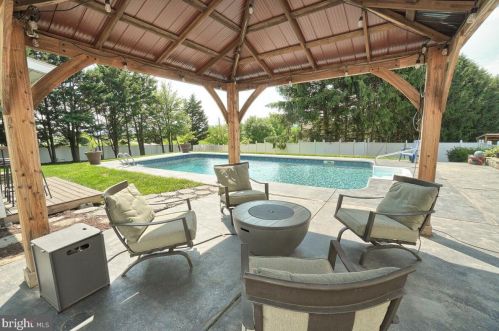 7327 Coventry Dr, Middletown MD 21769-6636 exterior