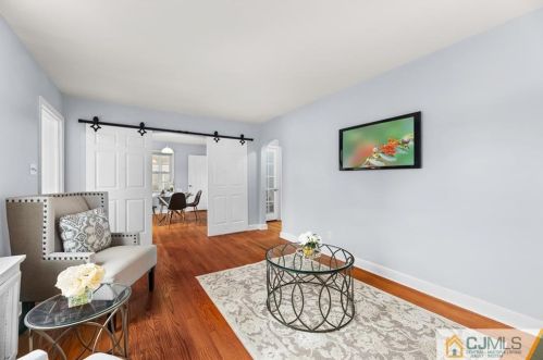 18 Market St, Edison NJ  08817-4442 exterior