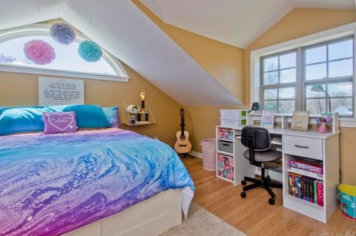 82 Mullen Rd, Enfield CT 06082-6033 exterior