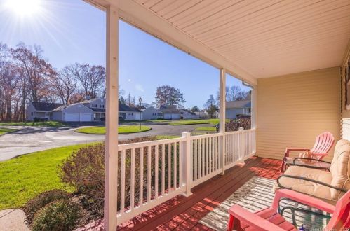 60 Dibble Hollow Ln, Windsor Locks, CT 06096-2700