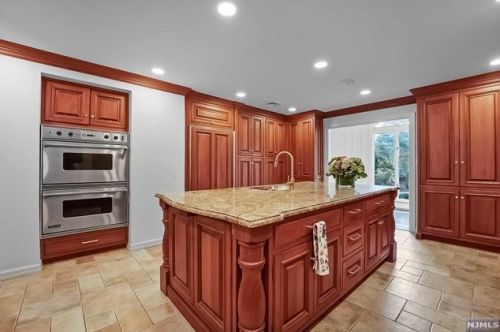 2 Toboggan Rdg Rd, Upper Saddle River NJ 07458-2521 exterior