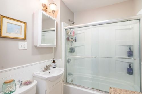 17 Bedford St, Quincy MA 02169-1902 exterior