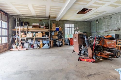 310 Roosevelt Dr, Seymour CT 06478-1738 exterior