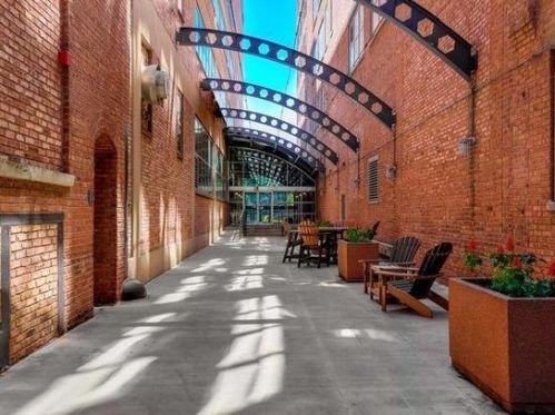 500 Clinton St, Chicago IL 60607-4301 exterior