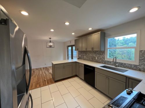 3131 Glendale Ave, Pittsburgh PA  15227-2828 exterior