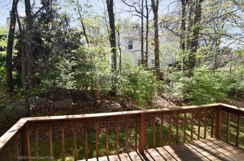 19 Primrose Ln, Providence, RI 02919-2889