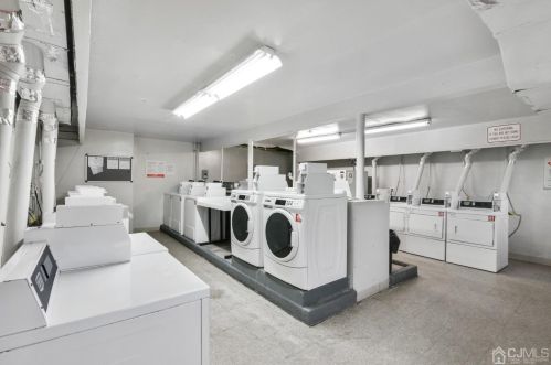 124 College Dr, Edison NJ 08817-5955 exterior