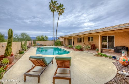 8425 Rockcliff Rd, Tucson, AZ 85750-9730