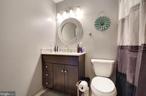 18 Stafford Ct, Trenton NJ 08690-3318 exterior