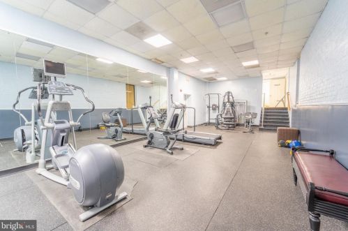 610 Bashford Ln, Alexandria VA  22314-1173 exterior