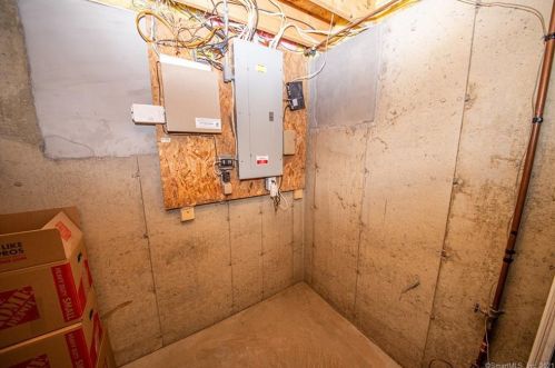 16 Misty Mdw Rd, Enfield CT 06082-3943 exterior