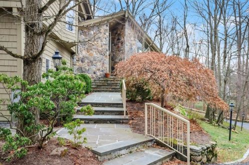 34 Whippoorwill Rd, Armonk, NY 10504-1330