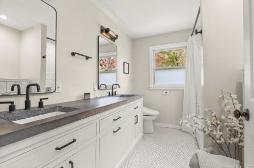 72 Regan Rd, Ridgefield CT  06877-1424 exterior