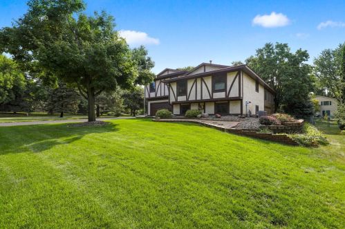 3001 Camelot Dr, Saint Paul, MN 55125-2824