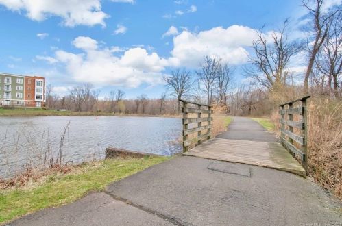 33 Mechanic St, Windsor CT  06095-2947 exterior