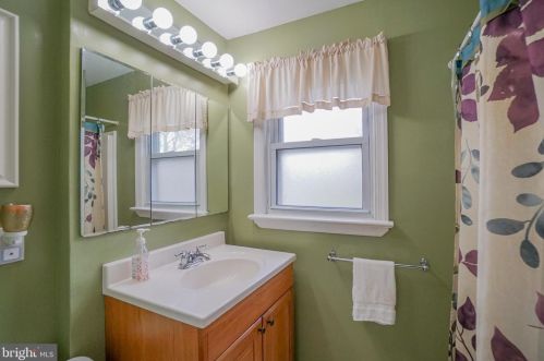 234 Fenwood Ave, Trenton NJ 08619-2570 exterior