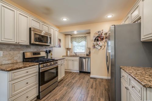 31 Harned Rd, Commack NY 11725-5104 exterior