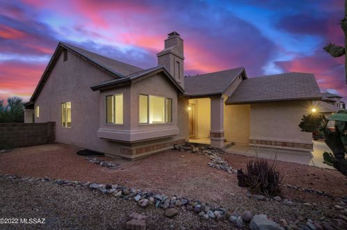 8932 Hartman Ln, Tucson, AZ 85742-9568