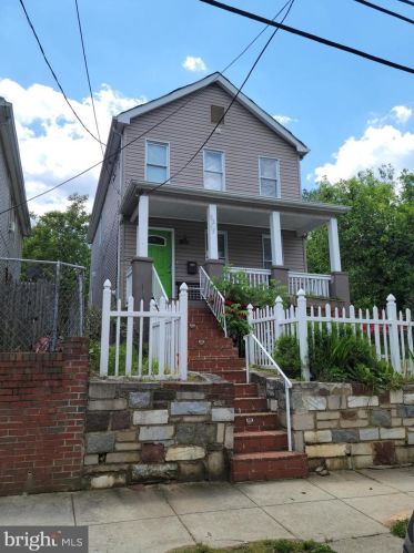 5215 Dix St, Washington, DC 20019-6647