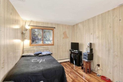 42 Cross Bow Ln, Commack NY 11725-1204 exterior