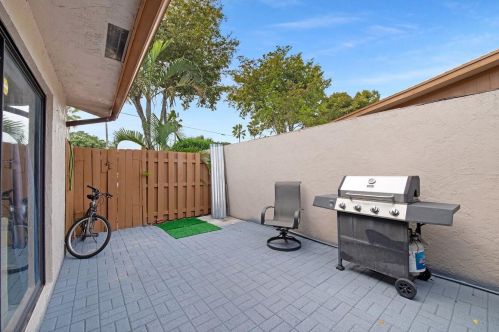 2075 24 Cir, Boynton Beach FL 33426-6578 exterior