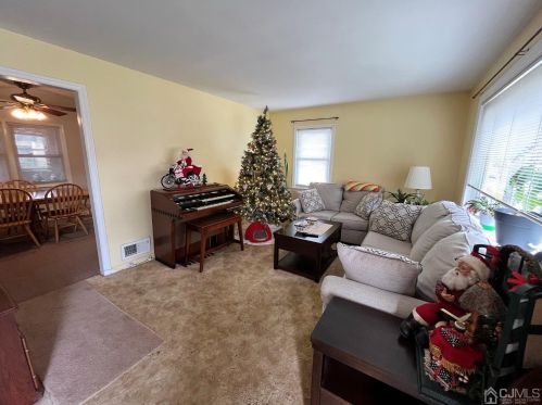 21 Upland Ave, Metuchen, NJ 08840-2127