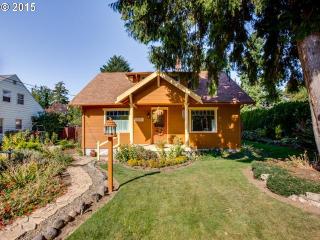 5609 Ainsworth St, Portland OR  97218-2371 exterior