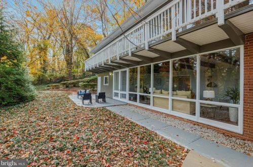 5837 Biscayne Dr, Alexandria VA  22303-1925 exterior