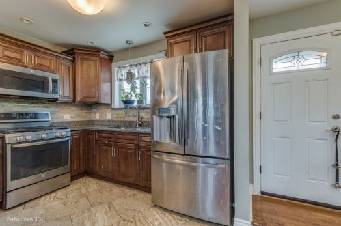 8020 Kilbourn Ave, Chicago IL 60646-5020 exterior